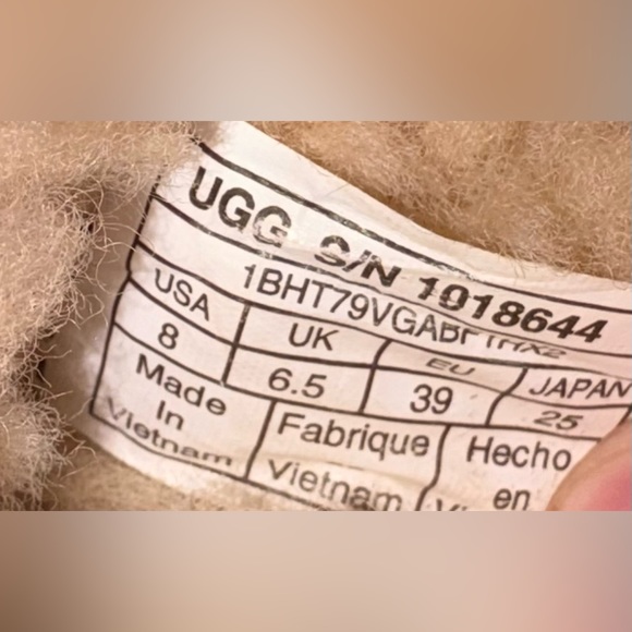 UGG Kasen Boots - Picture 7 of 7